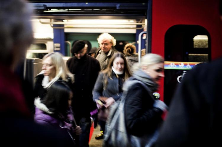 Strejke blandt 1.000 håndværkere og andre ansatte på DSB's værksteder fik DSB's ledelse til at indføre en nødkøreplan, hvor hvert andet tog blev aflyst. Tog og passagerer på Københavns Hovedbanegård. Perron, trængsel. Arkivfoto: Mathias Christensen 