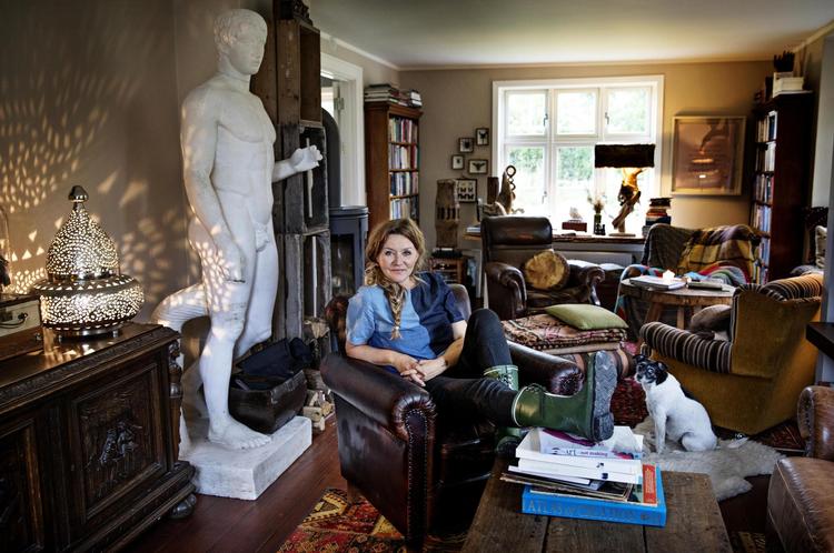 Pernille Aalund og kæresten har indrettet sig hyggeligt for få midler. 