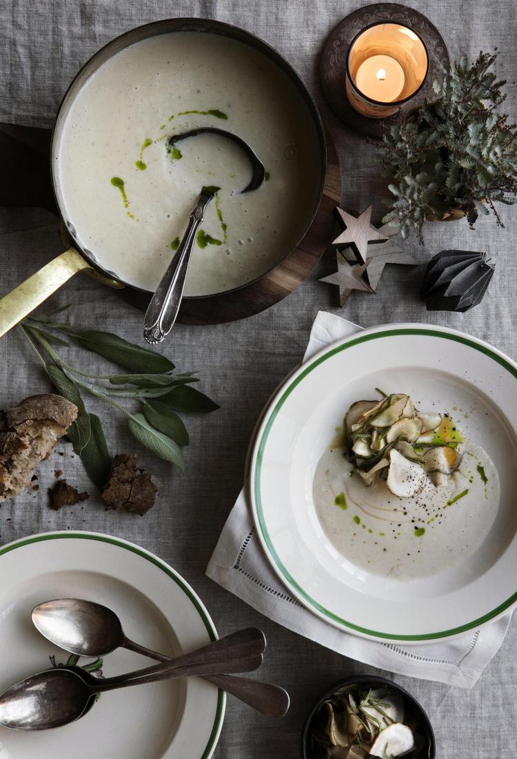 Denne vegetariske suppe kan være et friskt og magert indslag på det ellers fuldfede julebord.  