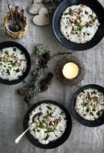 Brændte mandler og grønt sukkerdrys er et bud på lækker topping til risalamande. 