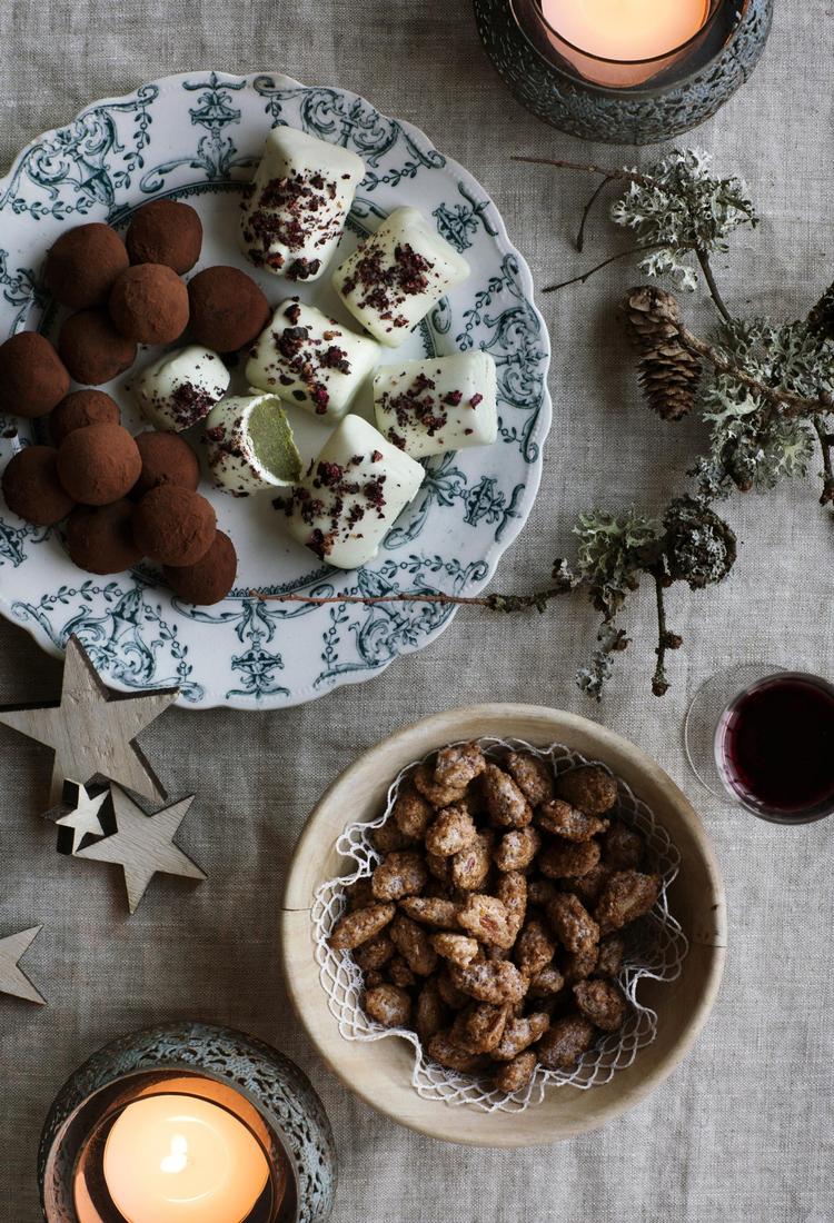 For a sweet finish, these vegan Christmas balls made with dates, nuts, and apple juice are a tasty plant-based treat for holiday coziness. Next to them is a matcha marzipan loaf. Photo: Line Thit Klein. 