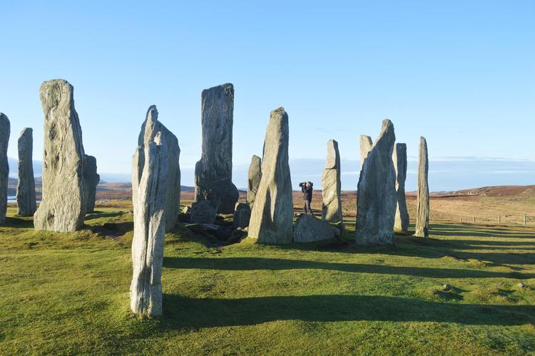 Dette er The Standing Stones på Hebriderne, 4.000 år gamle, et flot syn. Men bemærk græsset! Det fineste, klippede græstæppe, helt tæt og fast som et tæppe fra Herning. Klippet af de mest effektive græsklippere, der findes. Får. De klipper endda hen over de små buler i græsset, som er engmyrernes tuer. 