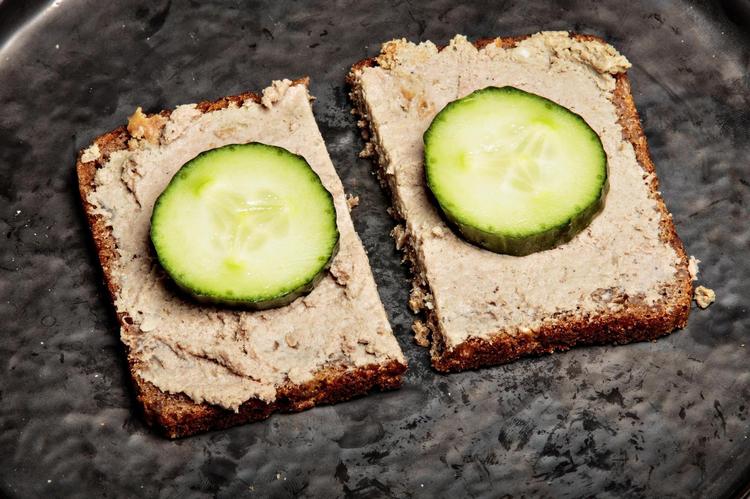 Selv om mange spiser leverpostej i hverdagene, forbinder vi den også med festlige frokoster til højtiderne. 