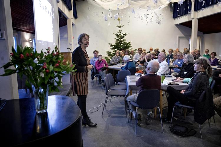 Forstander på Krogerup Højskole, Rikke Forchhammer, byder velkommen til den første forsamling på dette års julekursus. 