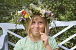 Pil kom på besøg og fik en blomsterkrans i håret. 