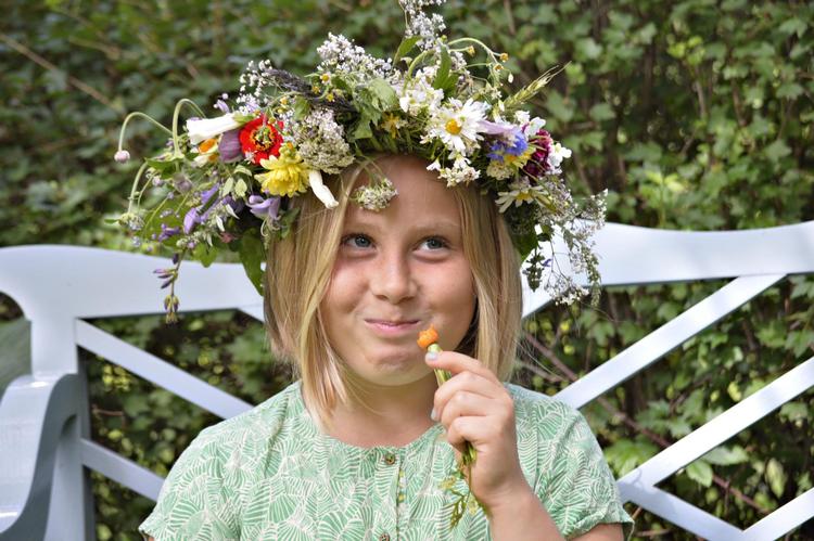 Pil kom på besøg og fik en blomsterkrans i håret. 