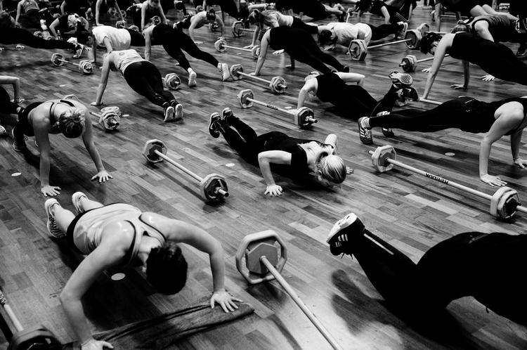 Hos Fitness World på Jagtvej i København veksler deltagerne i H.I.T.-timen mellem øvelser, der primært træner styrke, og nogle, der især forbedrer konditionen. 