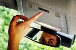 OnStar i Opels biler styres af tre knapper: Den røde til højre er alarmknappen. Den blå i midten bruges til serviceoplysninger. Knappen til venstre betyder, at man ikke bliver overvåget af systemet. 
