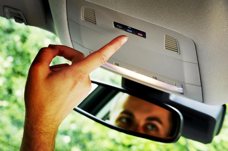 OnStar i Opels biler styres af tre knapper: Den røde til højre er alarmknappen. Den blå i midten bruges til serviceoplysninger. Knappen til venstre betyder, at man ikke bliver overvåget af systemet. 