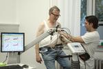 Johan Anseth puster ud oven på cykelturen. Efter et hjerte-anfald i 2015 tager den 68-årige pensionist dagligt kolesterolsænkende medicin. Men »der skal være plads til en god kage eller sovs en gang imellem«. 