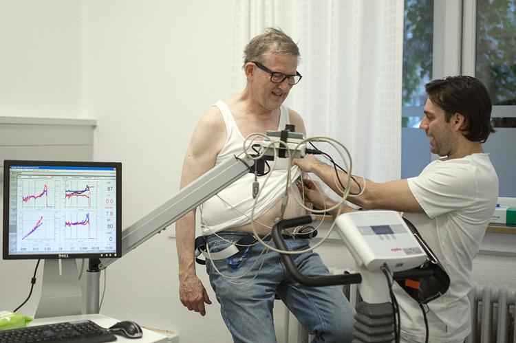 Johan Anseth puster ud oven på cykelturen. Efter et hjerte-anfald i 2015 tager den 68-årige pensionist dagligt kolesterolsænkende medicin. Men »der skal være plads til en god kage eller sovs en gang imellem«. 