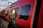 Emilie og kæresten Kristian kommer tilsammen til at lægge knap 4.000 kroner i den kollektive trafik, uden at deres transportbehov bliver løst i det nye Takst Sjælland. Så nu kigger parret på en bil. 