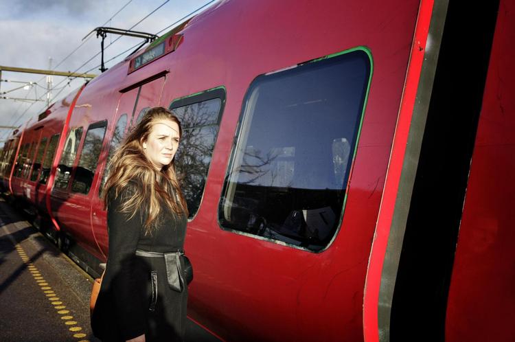 Emilie og kæresten Kristian kommer tilsammen til at lægge knap 4.000 kroner i den kollektive trafik, uden at deres transportbehov bliver løst i det nye Takst Sjælland. Så nu kigger parret på en bil. 