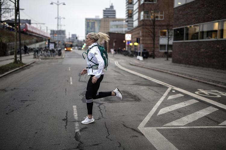 Testdommer Michelle Kristensen med vinderrygsækken fra Osprey på ryggen. 