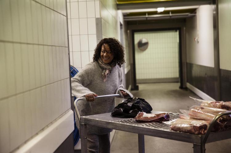 En gang om året fylder Hella Joof sin kummefryser ved at købe en halv ko af en bondemand, og får efterfølgende parteret dyret hos en slagter. 