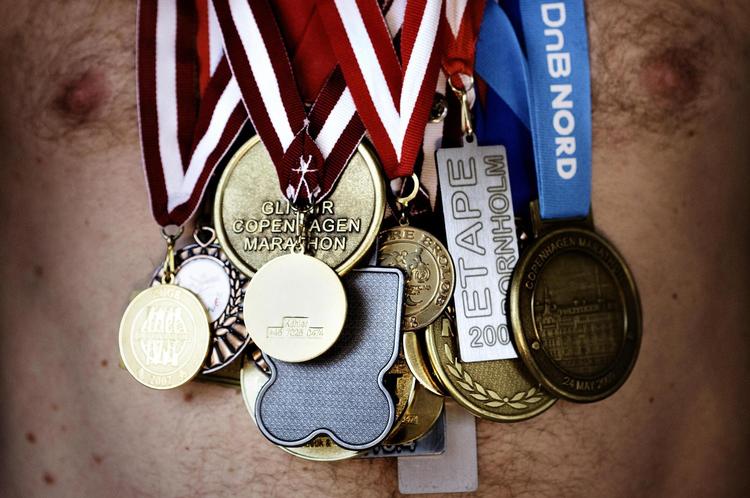 Medaljer og nye mål er der masser af. Men god gammeldags anerkendelse hænger ikke på træerne. Medaljerne her er udlånt af jounralistens hustru til ære for fotografen. 