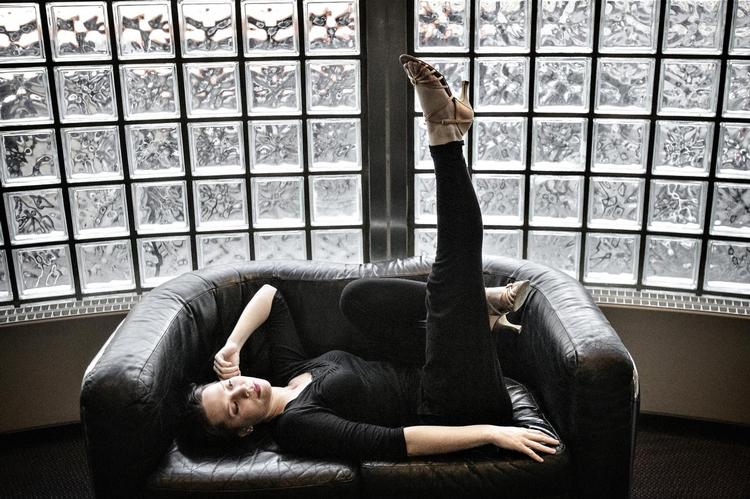 Amalie Dollerup, der her er fotograferet i Falconer Salens garderobe, ved, at det tager tid, når hun skal prøve sko. 