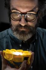 I Olafur Eliassons værksted tænder de først for det elektriske lys, når der ikke er mere dagslys tilbage udenfor vinduerne. Det kræver dog lidt tilvænning ikke at trykke på kontakten som det første om morgenen. 