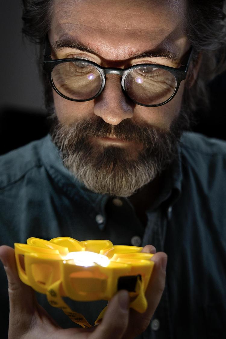 I Olafur Eliassons værksted tænder de først for det elektriske lys, når der ikke er mere dagslys tilbage udenfor vinduerne. Det kræver dog lidt tilvænning ikke at trykke på kontakten som det første om morgenen. 