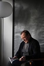 Det var i de mørke teatersale, at Steven Scotts interesse for at skabe lys blev vakt. 