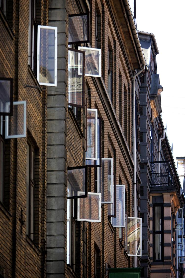 Vores forfædres huse havde kun én lyskilde. I dag kan vi ikke få vinduer nok. 