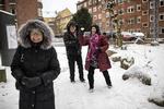 De vil hellere lege end at gå. Sonja, Peter Bunster og Jette Rømer mødes sammen med andre hver onsdag. Bagved ligger en tankegang om, at sociale fællesskaber og fysisk aktivitet styrker menneskers mentale trivsel. 