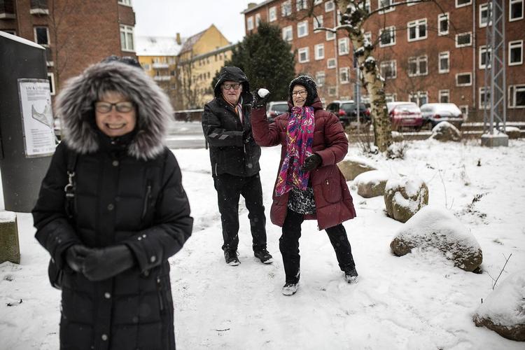 De vil hellere lege end at gå. Sonja, Peter Bunster og Jette Rømer mødes sammen med andre hver onsdag. Bagved ligger en tankegang om, at sociale fællesskaber og fysisk aktivitet styrker menneskers mentale trivsel. 