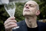 Skuespiller Niels Olsen  har for nylig købt nye glas – af god kvalitet. 