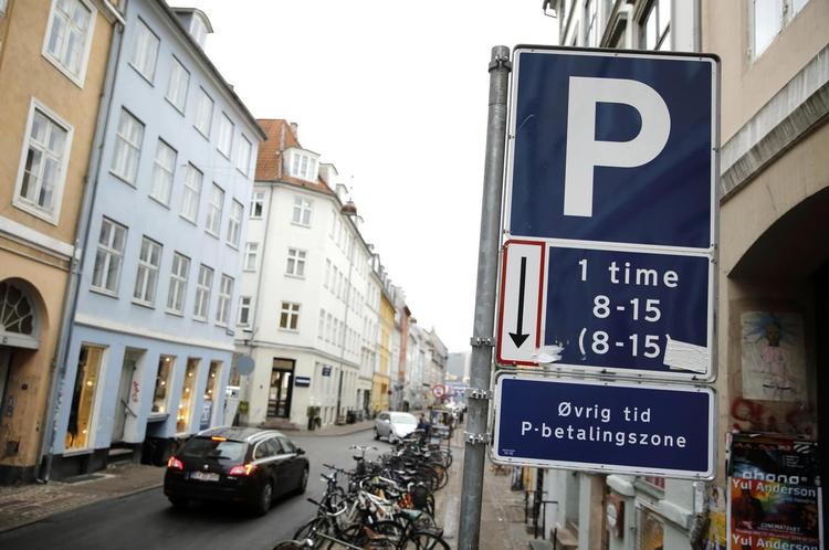 . Flere steder i indre København er det tidsbegrænsning på parkering. Det kan forvirre bilisterne. Jens Dresling