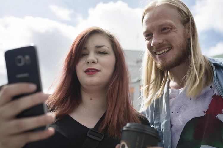 Danskerne bruger mere og mere tid online og søger nu også venskaber på nettet. 