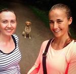 Corinna Mandrup og Britt Bové Christensens venskab begyndte på Instagram, men de to piger ses nu ugentligt. Her på gåtur med hunden Cody 
