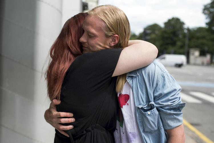 Martin Eskesen og Emilie Fridh mødte hinanden på Twitter. Selv om de bor i hver sin ende af landet, rejser de nu den lange vej for at pleje venskabet. 