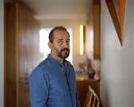 Der er så mange objekter i verden, at der skal være en ekstra mening med de ting, man skaber, synes Micahel Anastassiades. Derfor skaber han lamper, som giver en særlig stemning i  de rum, hvor de indgår. 