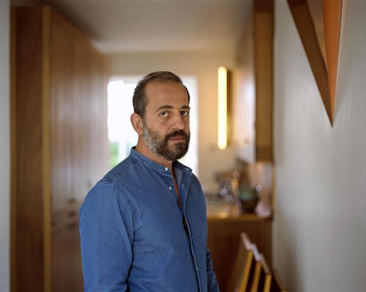 Der er så mange objekter i verden, at der skal være en ekstra mening med de ting, man skaber, synes Micahel Anastassiades. Derfor skaber han lamper, som giver en særlig stemning i  de rum, hvor de indgår. 