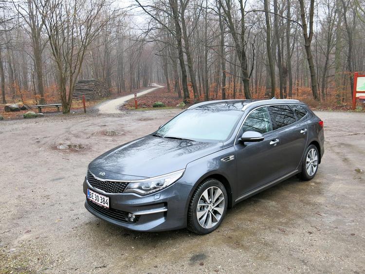 I den seneste version kan Kia Optima nu også fås som stationcar. Kia svigter dog de private bilkøbere ved ikke at levere en benzinmotor i fornuftig størrelse. Allan Graubæk