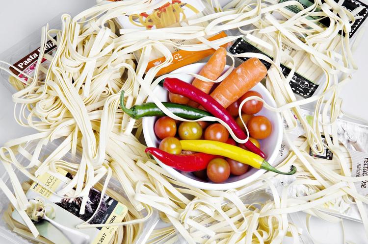 Pasta skal kunne rulles op på en gaffel og ikke skæres over. Og så skal den have bid – være 'al dente'. 