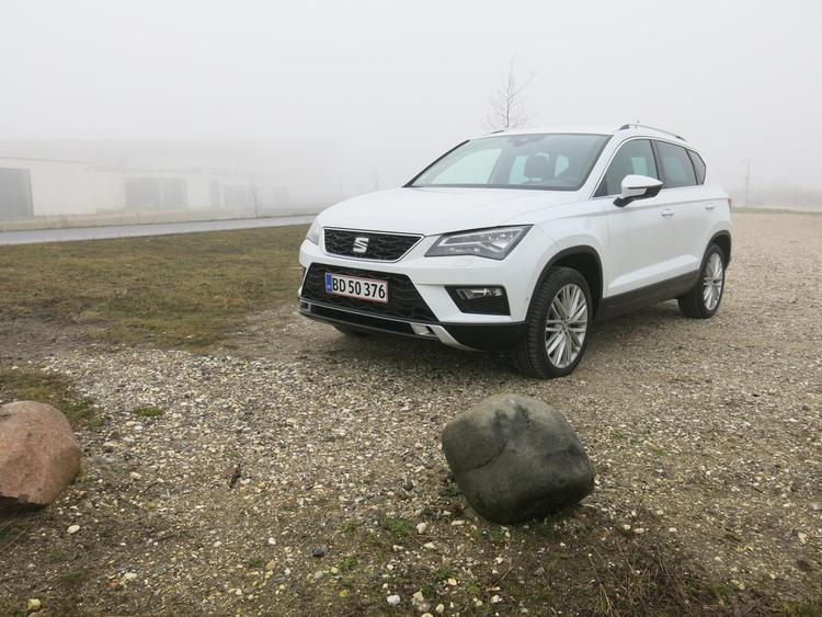 Vi standsede i respektfuld afstand af stenene. Trods firehjulstræk er der grænser for Seat Atecas terrænduelighed.  