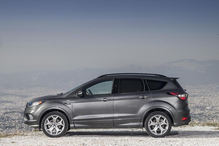 Ford Kuga passer fint ind i den populære klasse af crossovers, men Ford har ikke givet bilen optimale køreegenskaber. Bilen på billederne har Titanium-udstyr, ikke ST-Line som i testbilen. Der er kun minimale forskelle.  