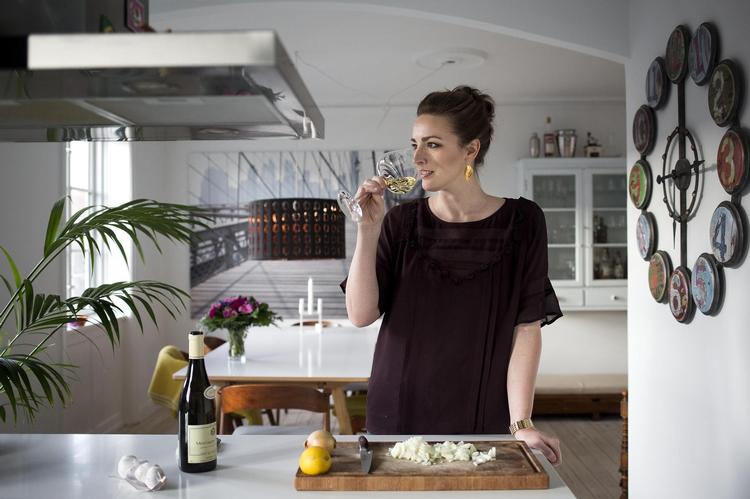 Jazzsangeren Sinne Eeg elsker mad og vin af god kvalitet, ligesom hun prioriterer tøj både til daglig brug og til scenen. 