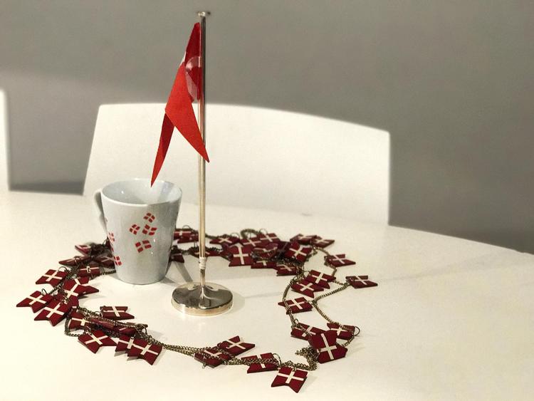 Datteren er fløjet hjemmefra. Med Qatar Airways. Hip hip. 