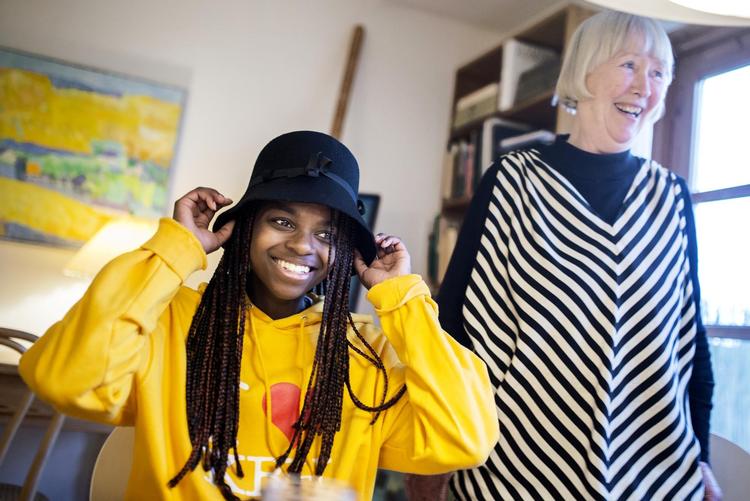 Klara Mkhatshwa Munk-Hansen prøver mormor Anne Buschs hat, købt i en af genbrugs-butikkerne i Svinninge og omegn. 