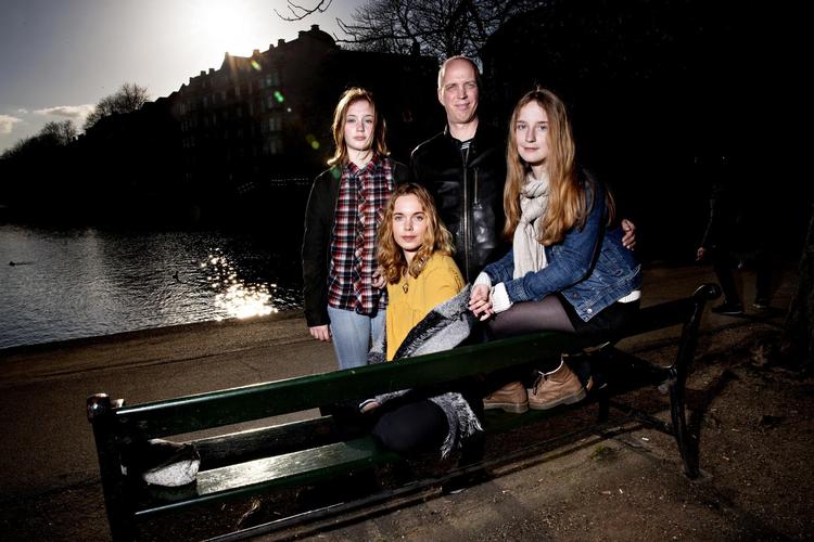 Eigil Rosager med sine tre døtre, Flora, Elvira og Alma. Det er 7 år siden, Eigils kone og pigernes mor Trine døde. 