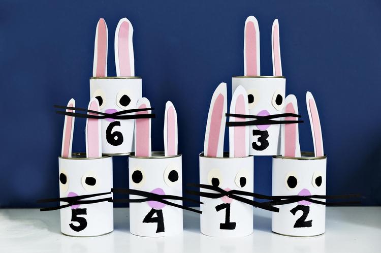 De er søde og sjove og kan laves ud dåser og farvet papir. 