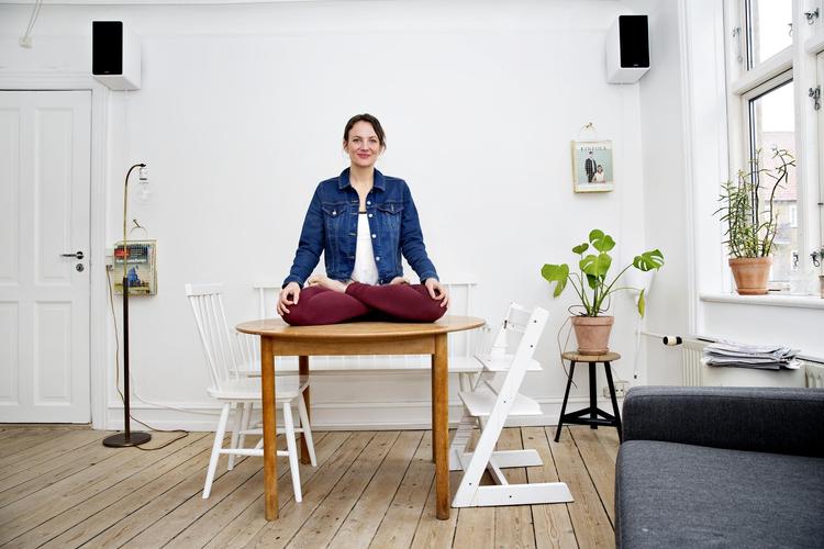 Der er langt imellem, at Karen Pallisgaard køber nyt. Når hun gør, er det ofte brugt som spisebordet her, som hun og hendes kæreste fandt i en genbrugsbutik, fordi deres oprindelige spisebord var for stort til familiens lille lejlighed. 