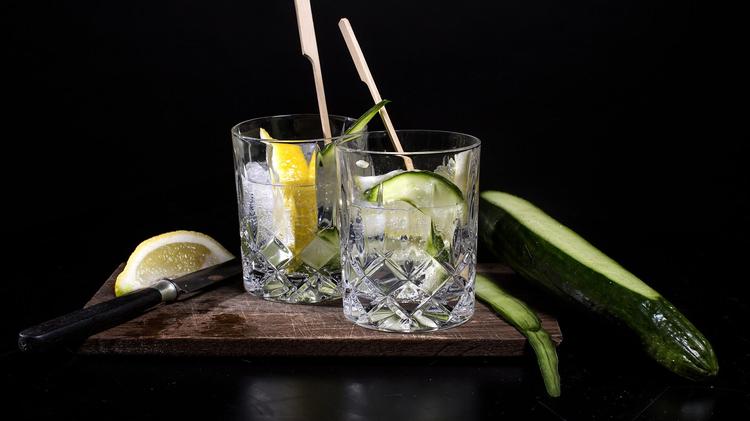 Engang hed sådan en drink Gin OG Tonic. Nu hedder den gintonic. Eller GT.  