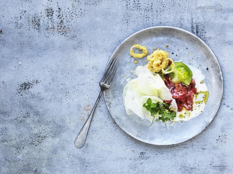 Tataren kan også bruges om tilbehør til et stykke grillet okse, fisk eller kylling. Der er ikke så mange dikkedarer i denne tatar – den fungerer på samme måde som en tomatmad med peberrod og radise. 