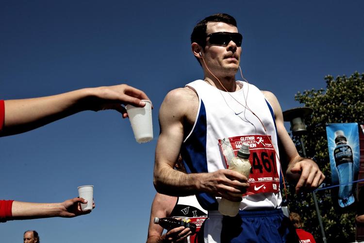 Normalt vil en maratonløbers væskebehov være på mellem 400 ml og 1,5 l per time. Men behovet afhænger bl.a. af omgivelsernes temperatur og løberens størrelse. 