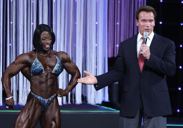 Arnold Schwarzenegger ønsker bodybuilder Iris Kyle tillykke med titlen Miss International i 2009. Muskler omdannes ikke til fedt, når topatleter stopper den intensive træning. 
