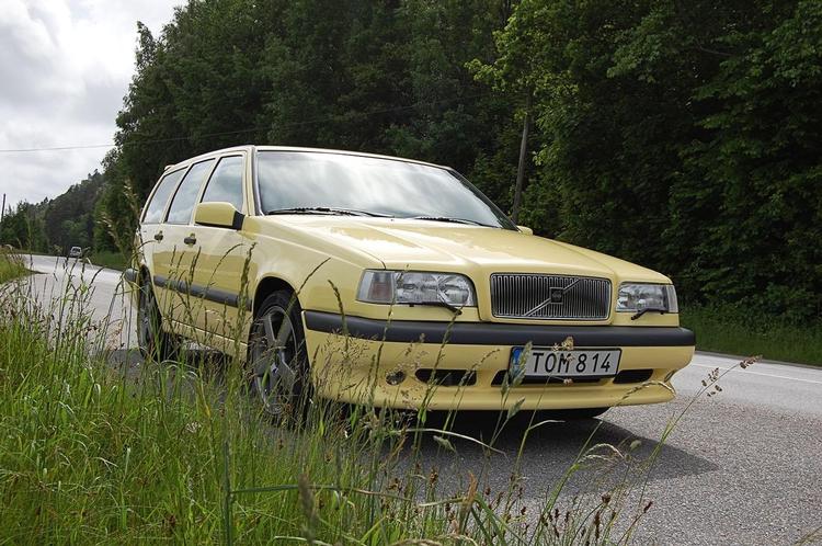 Gul var en populær farve for den skrappe udgave af Volvo 850. Den kunne køre fra mange af konkurrenterne i 1990'erne.  