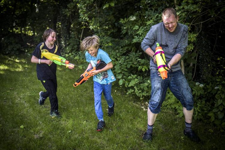 Vandkrig er god garanti for grin i sommervarmen, men der er stor forskel på kvalitet og funktioner i årets udvalg af vandvåben. Her testet af de 10-årige Micas (tv.) og Carl-Emil i intens nærvandkamp mod testens anmelder. 
